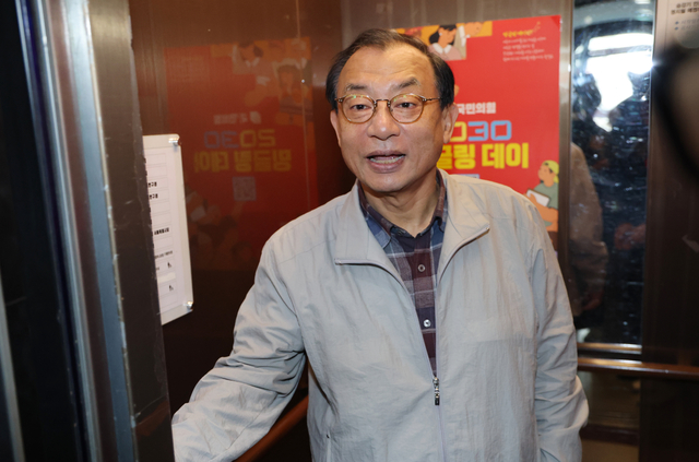 이정현 국민의힘 공천관리위원장이 15일 서울 영등포구 국민의힘 당사에서 열린 비공개 공관위 회의에 참석하기 위해 입장하고 있다. 이 위원장은 지난 13일 위원장직에서 물러났다가 이날 복귀했다. 연합뉴스
