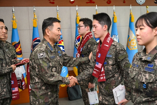 16일 공군 제2중앙방공통제소를 방문한 진영승 합참의장이 장병들과 악수하며 격려하고 있다. 합참 제공