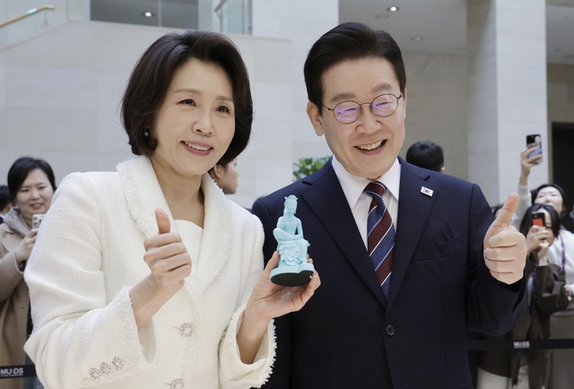 이재명 대통령과 김혜경 여사가 지난 2월 26일 서울 용산구 국립중앙박물관에서 기념촬영을 하고 있다. 청와대통신사진기자단