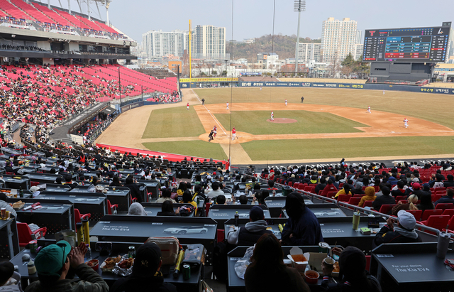 지난 12일 광주 광주기아챔피언스필드에서 열린 2026 신한 SOL KBO리그 시범경기에서 겨우내 프로야구를 기다렸던 관중들이 선수들을 응원하고 있다.  연합뉴스