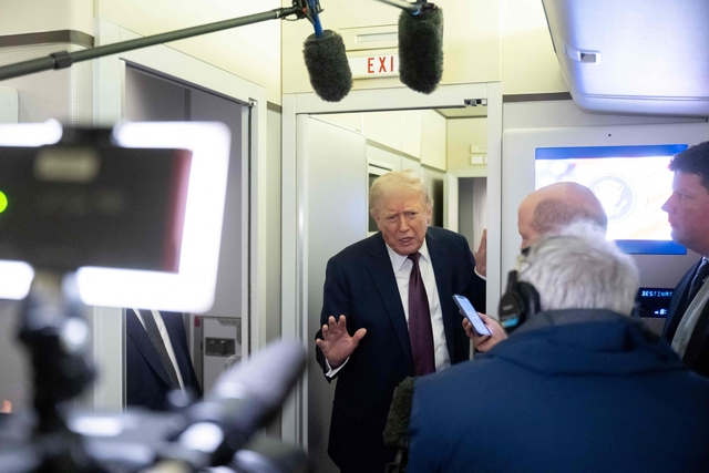 15일 도널드 트럼프 미국 대통령이 워싱턴DC로 향하는 전용기에서 취재진의 이란 전쟁 관련 질문에 답하고 있다. AFP연합뉴스