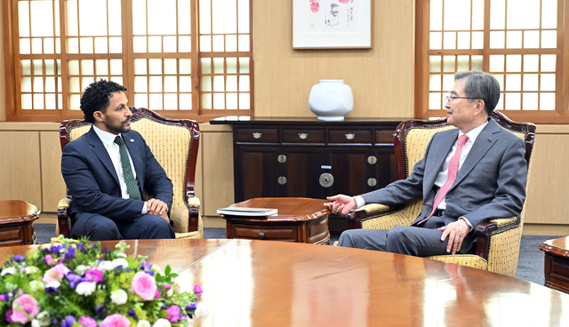 조현 외교부 장관(오른쪽)이 16일 방한 중인 자비드 압델모네임 국경없는의사회 국제회장을 접견하고 있다. 외교부 제공