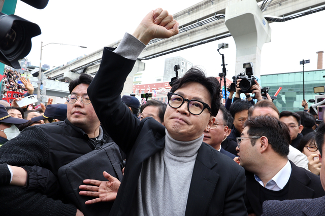 한동훈 국민의힘 전 대표가 27일 오후 대구 서문시장을 찾은 자리에서 지지자들에게 인사하고 있다. 연합뉴스