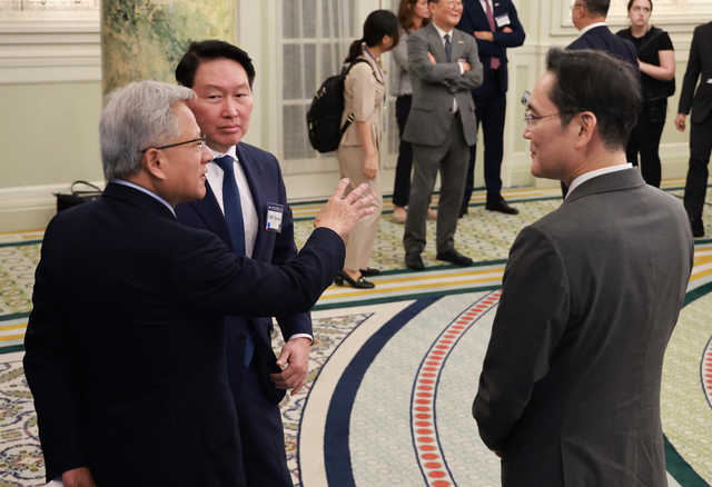 젠슨 황(왼쪽) 엔비디아 최고경영자(CEO)가 이재용(오른쪽) 삼성전자 회장, 최태원 SK그룹 회장과 대화하고 있다. 연합뉴스