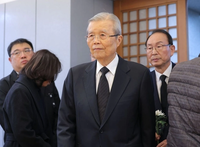 김종인 전 국민의힘 비상대책위원장이 지난 1월 28일 오후 서울 종로구 서울대학교병원 장례식장에 마련된 고 이해찬 전 국무총리의 빈소에서 조문을 하고 있다. 뉴시스