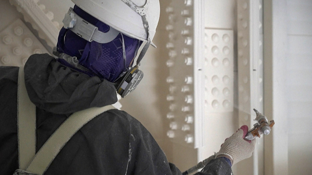 작업자가 삼화페인트 ‘플레임체크’로 작업 중인 모습. 삼화페인트 제공