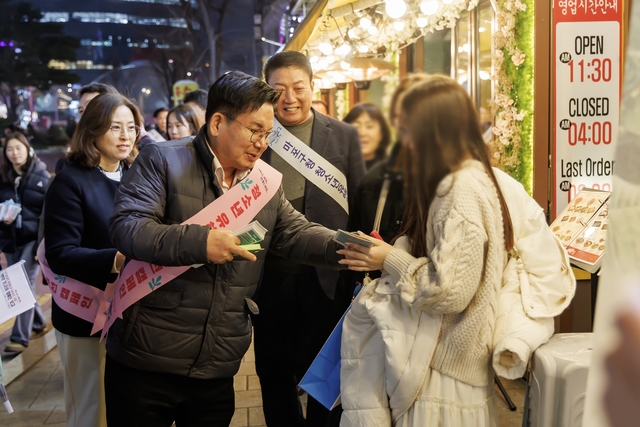 박강수 마포구청장이 청소년 유해환경 예방 캠페인을 펼치고 있다. 마포구청 제공