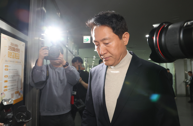 오세훈 서울시장이 17일 서울시청 브리핑룸에서 기자회견을 열고 6·3 지방선거 공천 신청과 관련해 입장을 밝힌 뒤 브리핑룸을 나서고 있다. 연합뉴스