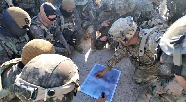 미국 캘리포니아주 모하비 사막 국립훈련센터(NTC) 에서 지난 4~15일 진행된 한미연합 소부대 훈련 중 한미 장병이 작전 토의를 하고 있다. 육군 제공