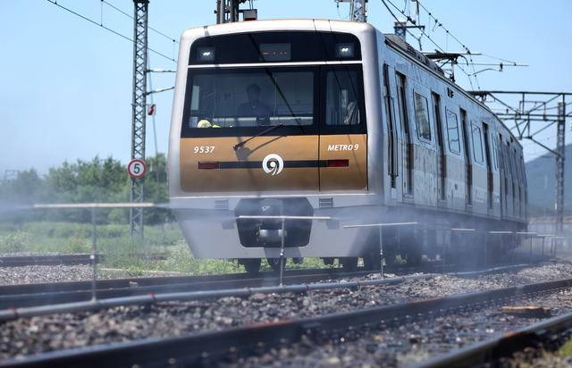 서울 9호선 개화차량기지에 차량이 운행되고 있다. 연합뉴스