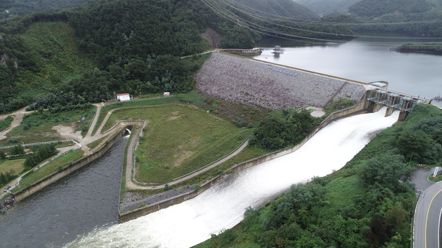 지난해 9월 저수율이 11.5%까지 떨어져 맨바닥을 드러냈던 강원 강릉시 주요 상수원인 오봉저수지에서 이후 방류가 이뤄지는 모습. 연합뉴스