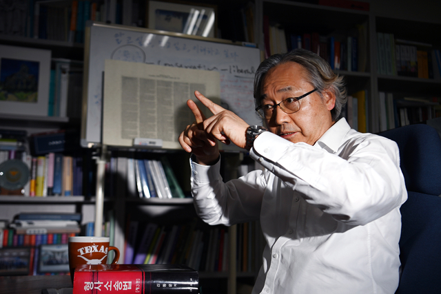 지난 9일 국무총리실 산하 검찰개혁추진단 자문위원장을 사퇴한 박찬운 한양대 법학전문대학원 교수가 13일 서울 성동구 한양대 법학관 연구실에서 검사 보완수사권이 필요한 이유 등을 설명하고 있다. 윤성호 기자