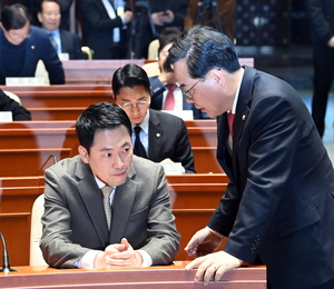 여당, 대통령 계엄권 제한 추진… 국힘 “졸속개헌 안돼”