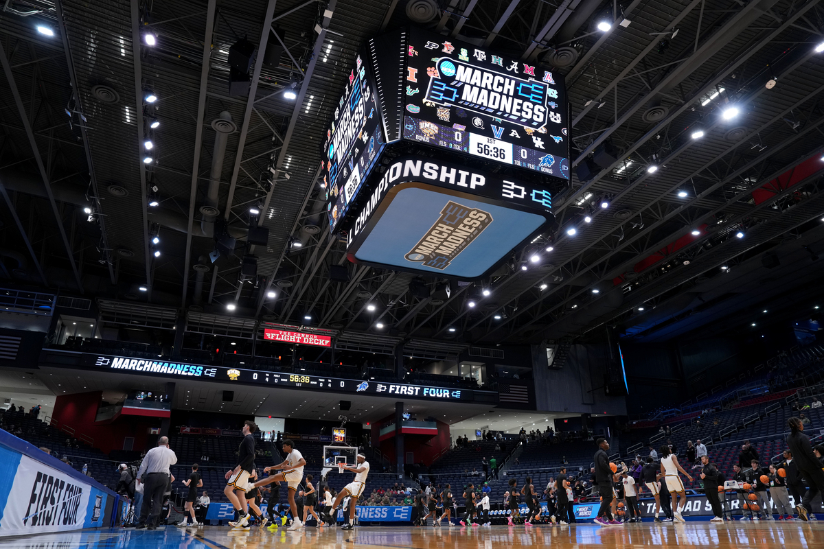 NCAA 남자 농구 토너먼트 퍼스트 포 경기 장면