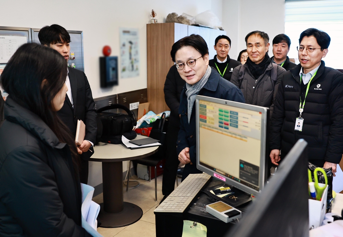 싸게 산 휘발유, 다음날 올려서 판 주유소 적발됐다...정부 합동점검 - 뉴스 썸네일 이미지