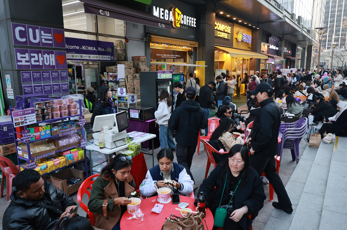 BTS 공연을 앞둔 광화문광장 보랏빛 물결