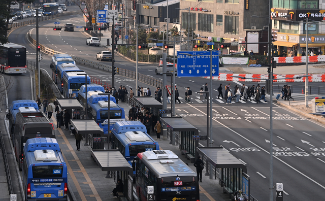 고유가에 사라진 車…버스만 보이네