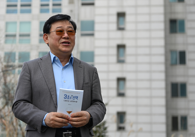 김형석 한성대 국방과학대학원 국방전력학과 교수가 지난 12일 경기 수원시 팔달구 인계동 해든호텔 앞에서 저서 ‘3초의 선택’ 집필 배경에 대해 설명하고 있다.  박윤슬 기자