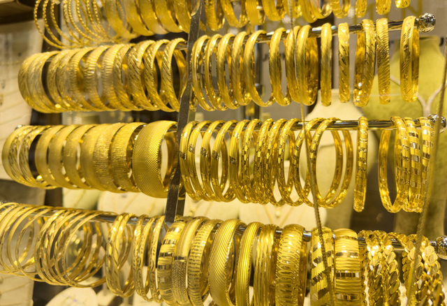 금 거래소에서 시세를 확인하는 시민들