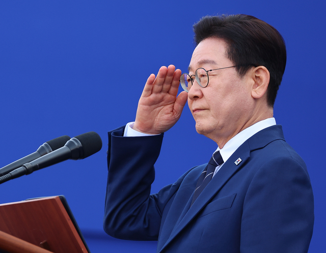 이재명 대통령이 충남 아산 경찰대학에서 열린 2026년 신임 경찰 경위·경감 임용식에서 신임 경찰관들의 경례를 받고 있다. 연합뉴스