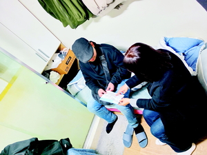 “이사에 지병 치료까지 도와줘… 문 밖으로 나설 용기 얻었죠” [어둠에서 빛으로… 오픈 더 도어]