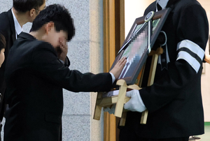 아들 영정 앞에 선 노모 통곡… “나보다 먼저 가면 어떡해”