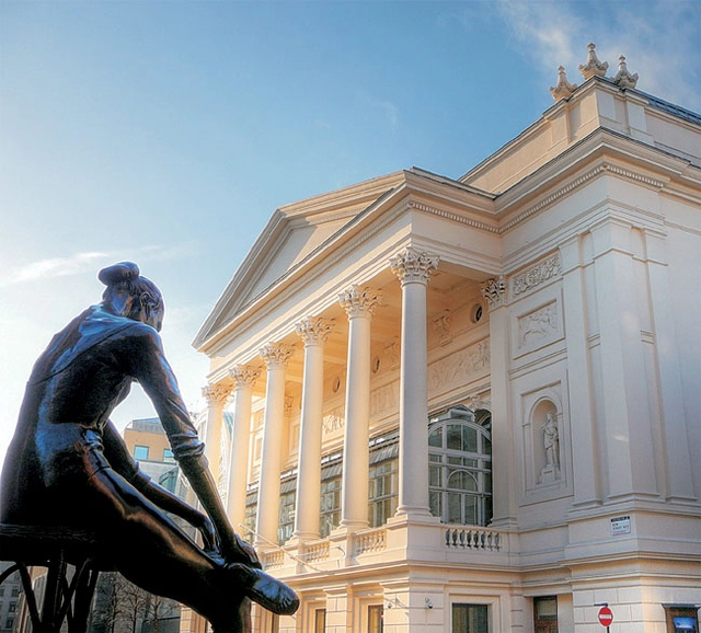 영국의 로열 발레 & 오페라(Royal Ballet and Opera)는 “발레와 오페라는 결코 고립된 적이 없다. 끊임없이 다른 예술에 영향을 주고 영감을 불어넣었다”고 반박했다.