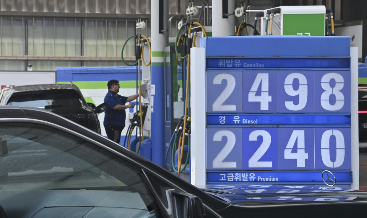 기름값 2000원 시대… “1원이라도 싸게” 주유소앞 장사진