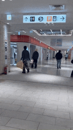 26일 일본 도쿄 이케부쿠로의 상업 시설 ‘선샤인 시티’에서 한 남성이 흉기 난동을 부리면서 직원 및 시민들이 대피하고 있다. 엑스(X)