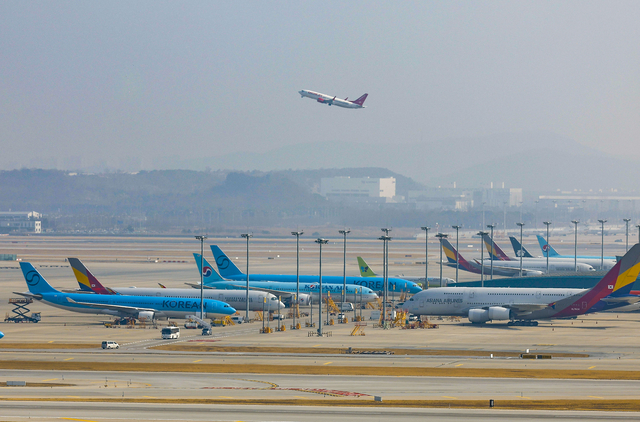 인천국제공항 활주로에 대기 중인 항공기들
