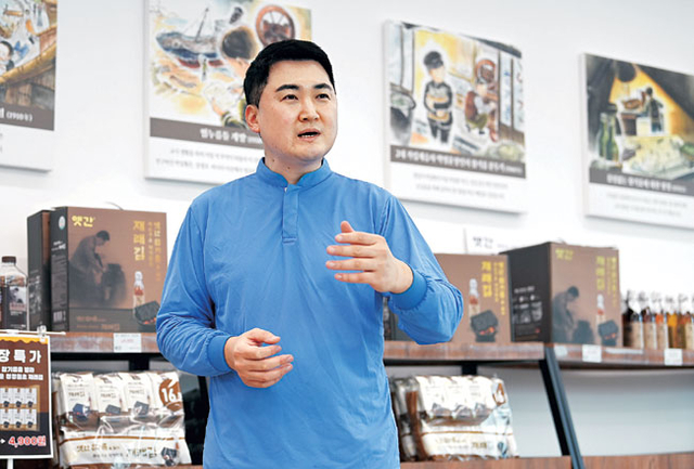 박민 ‘옛간’ 대표가 지난 25일 울산 울주군 상북면 공장 내 매장에서 옛간 참기름의 역사와 고소함의 비결을 설명하고 있다. 윤성호 기자