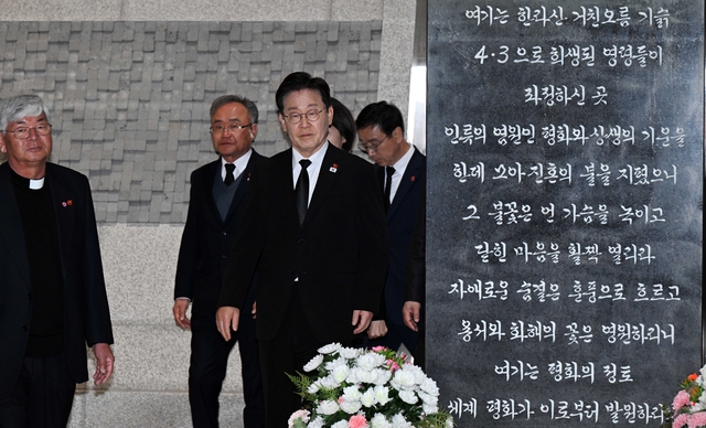 제주 4·3 위패봉안실 둘러보는 李