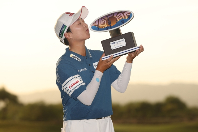 김효주가 30일 오전(한국시간) 미국 애리조나주 피닉스의 월윈드 골프클럽에서 열린 LPGA투어 포드 챔피언십에서 우승한 뒤 트로피에 입을 맞추는 세리머니를 하고 있다. 김효주는 이 대회에서 2년 연속 우승하며 지난주 포티넷 파운더스컵에 이어 LPGA투어에서 2주 연속 정상에 올랐다.   AFP 연합뉴스 