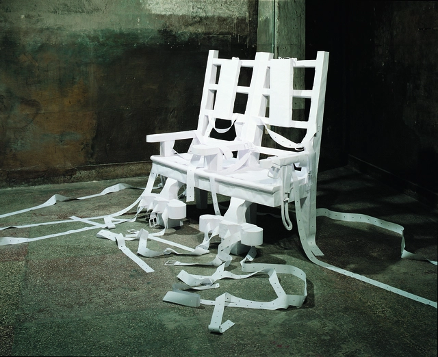 A4 사무용지와 양면 테이프로 만든 ‘고독공포를 완화하는 의자’. 흔한 종이 한 장에서 무거운 의미를 구축했다는 평이다.