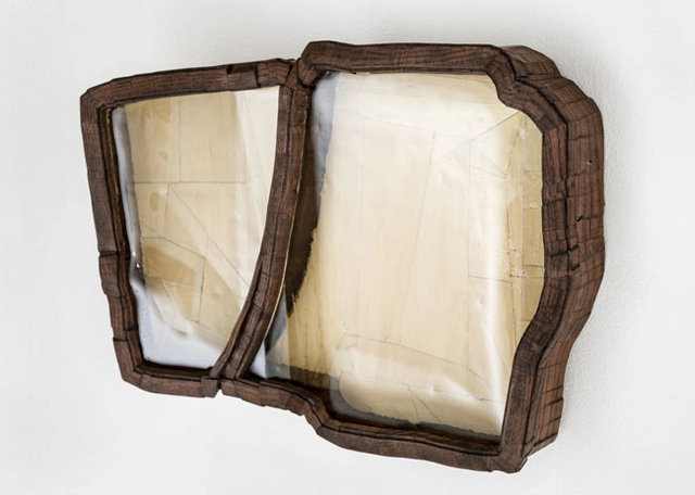 ‘펴기-이면화 0215’는 열변형유리와 나무를 사용해 응축된 상태를 연출했다. 역설적 상황으로 예술의 본질을 묻는다.