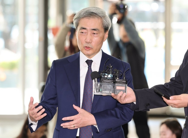 신현송 한국은행 총재 후보자가 31일 서울 중구 한화금융플라자에 마련된 인사청문회 준비사무실로 출근하며 취재진의 질문에 답하고 있다. 연합뉴스