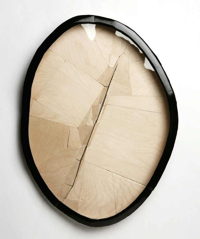 ‘펴기-칼날 삼부작’은 투명해야 할 액자의 유리와 균질해야 할 프레임을 의도적으로 왜곡했다. 관람자는 유리 너머를 들여다보려 시도하고, 이때 사물은 관계 속에서 비로소 존재한다는 게 박원주 작가의 철학이다.