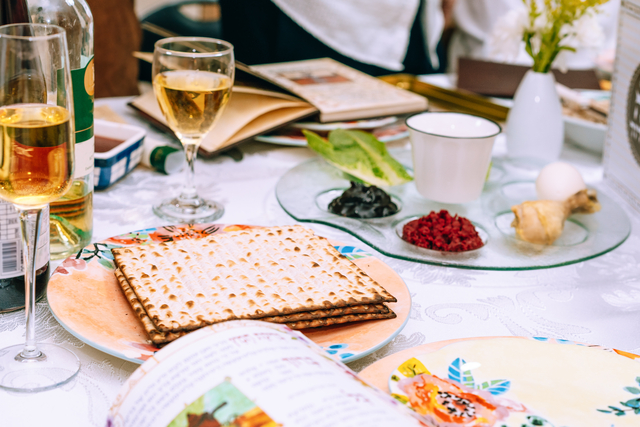 유대인들이 유월절 기간에 갖는 가족 만찬인 세더(Seder) 식탁. 밀가루와 물만으로 만든 빵인 무교병과 함께 각종 의미를 담은 여섯 가지 음식이 놓인다.  게티이미지 뱅크