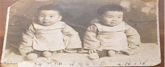 돌 때 쌍둥이 아우와 찍은 사진. 필자도 구분할 수 없으나, 사진 아래 영곤, 정곤으로 쓰여있어 왼쪽이 동생으로 추정된다.
