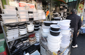 나프타값 상승속… 진열된 플라스틱 용기들