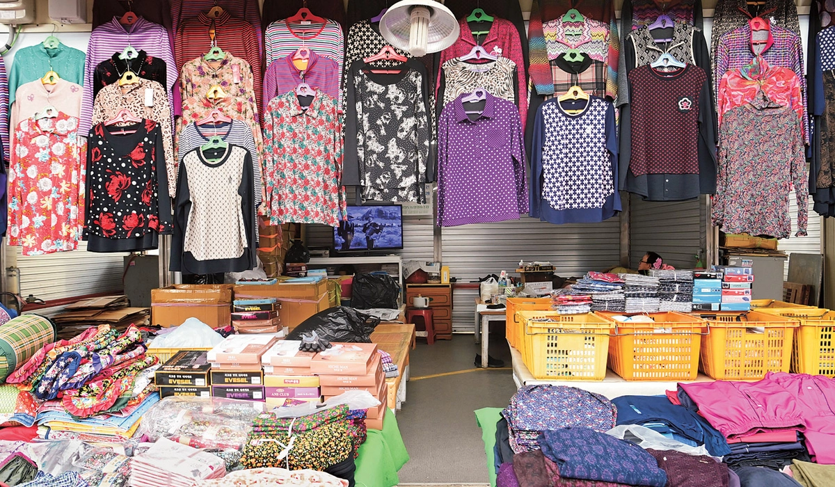 풍각장날 옷가게에 걸어놓은 옷. 