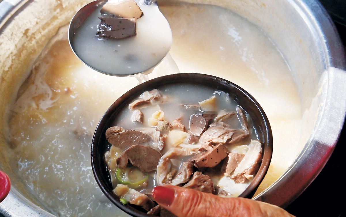 풍각장 부근의 소머리국밥집에서 국밥을 토렴하는 모습. 