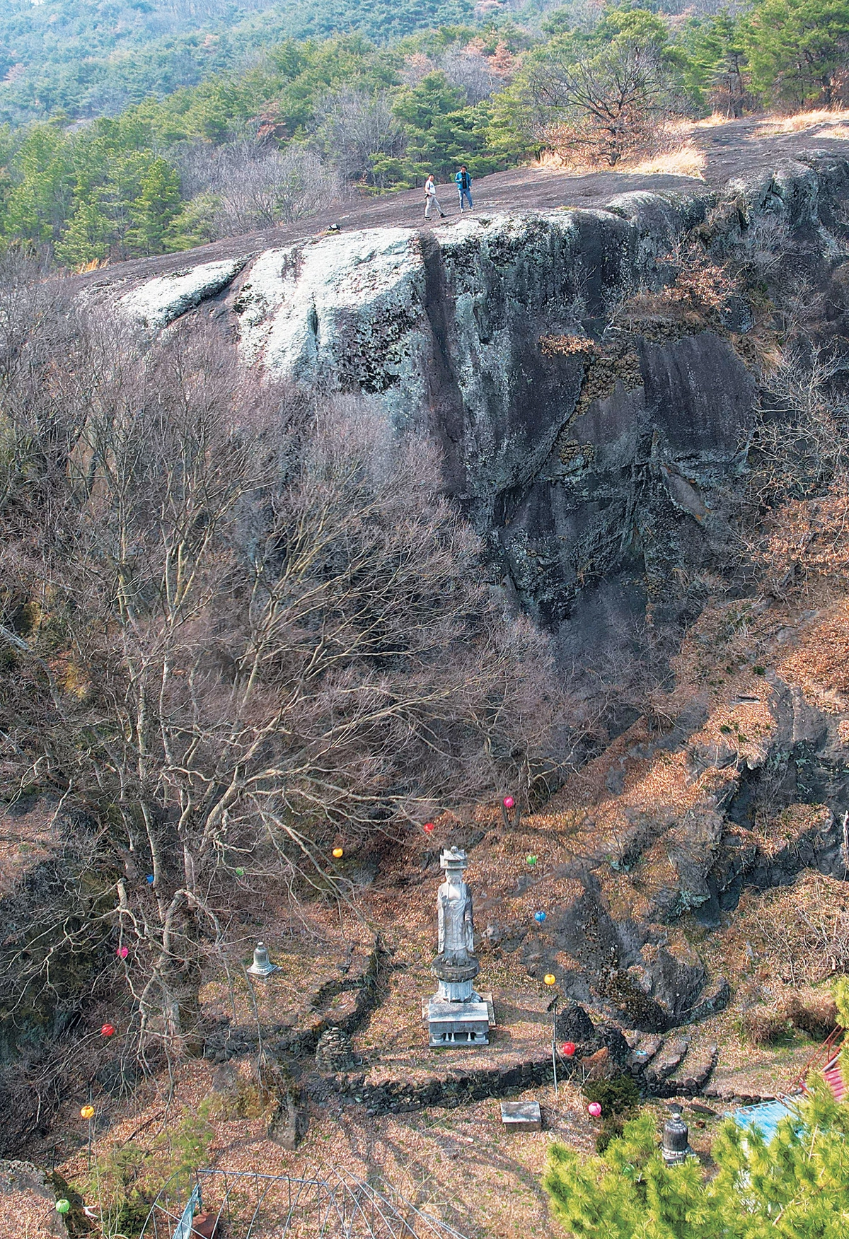 하나의 거대한 바위로 이뤄진 죽바위. 윗부분이 운동장처럼 평평하다. 기이하다는 느낌이 들 정도로 지형이 독특하다.