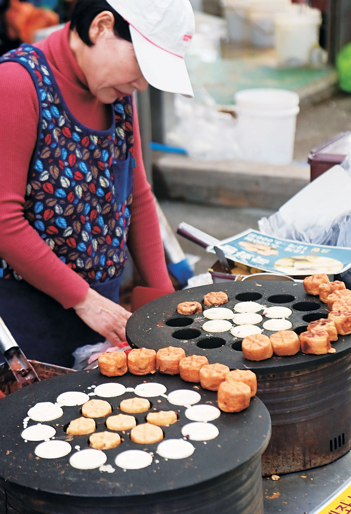 청도 풍각장 노점에서 풀빵을 굽는 모습. 얼마 전까지만 해도 서너 곳이 있었다는데 풍각장의 풀빵집은 딱 한 곳만 남았다.