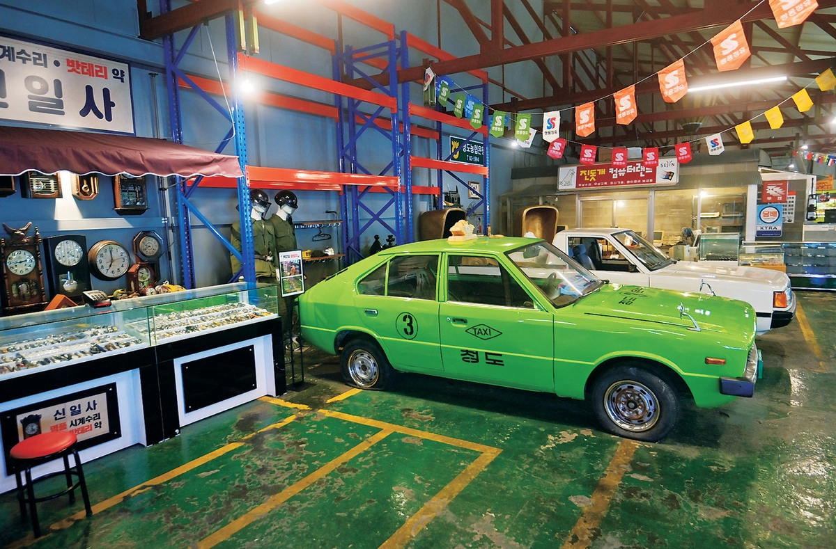 매전면 덕산리의 폐업한 방직공장 자리에 문을 연 빈티지 카페 ‘덕산방직’에 전시한 포니 자동차. 