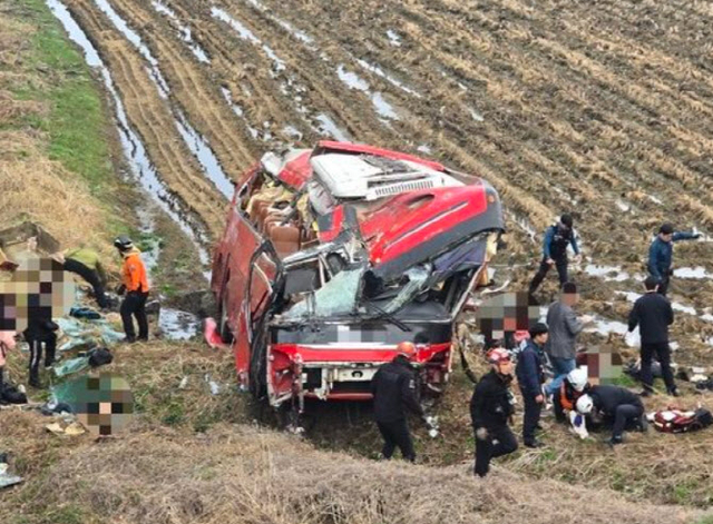 충북 음성군 원남면 통근버스 사고 현장. 뉴시스