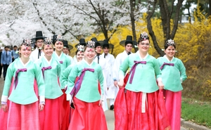 “꽃길만 걸어요”