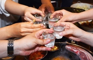 “가끔이라도 한번에 많은 술 마시면 간 손상 위험 3배 높여”