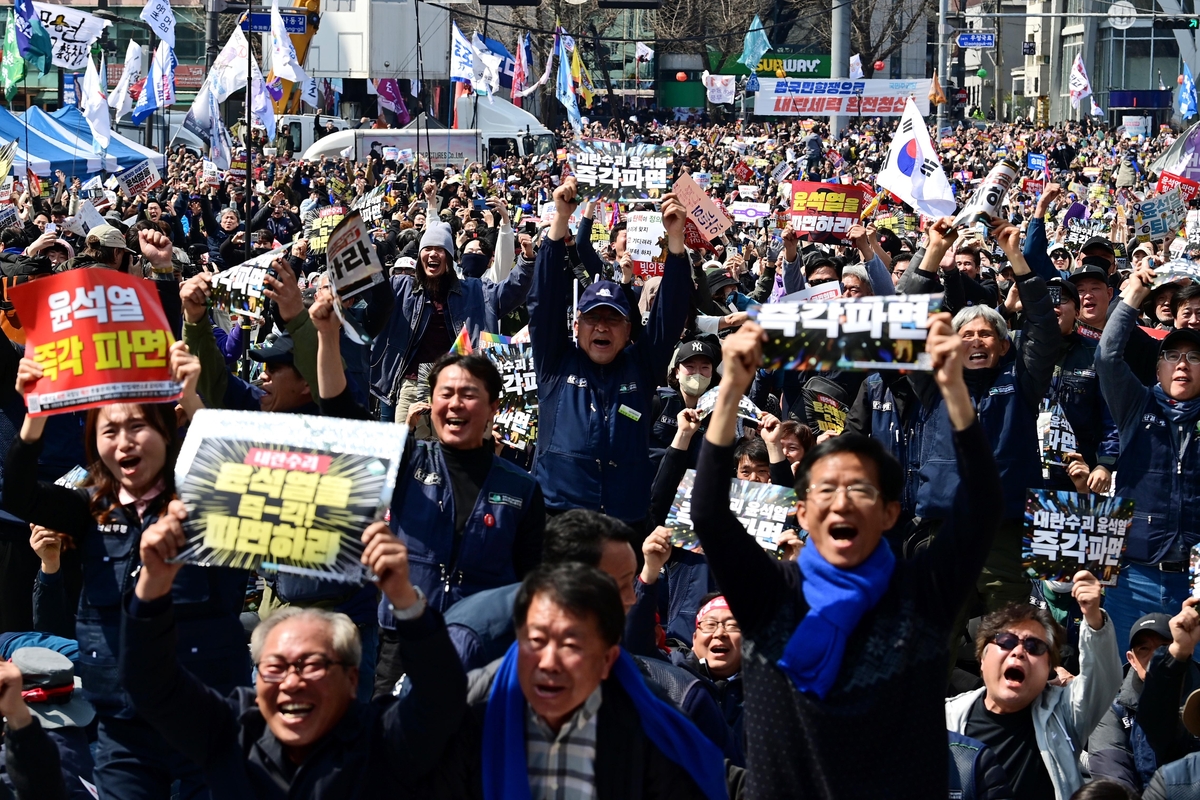 목소리 커진 ‘찬탄’의 독주… 헌재앞 ‘반탄’의 현실부정