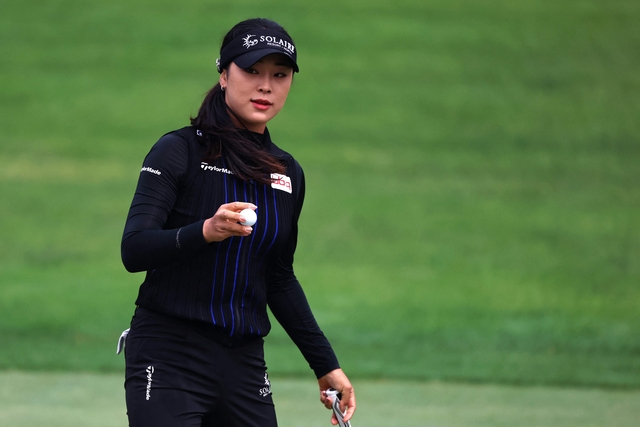 윤이나가 3일 오전(한국시간) 미국 네바다주 라스베이거스 섀도 크리크 골프코스에서 열린 LPGA투어 아람코 챔피언십 1라운드 12번 홀에서 버디 퍼트를 성공한 뒤 갤러리를 향해 인사하고 있다.  AFP연합뉴스 